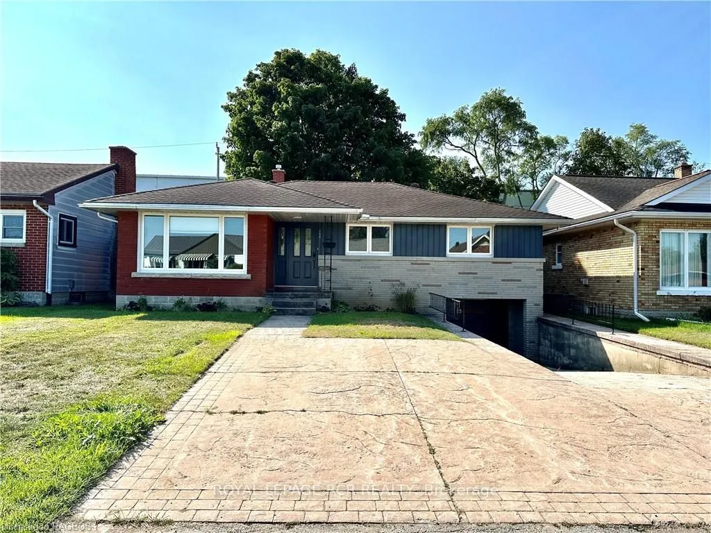 255 6TH St, Hanover, ON N4N 1C3