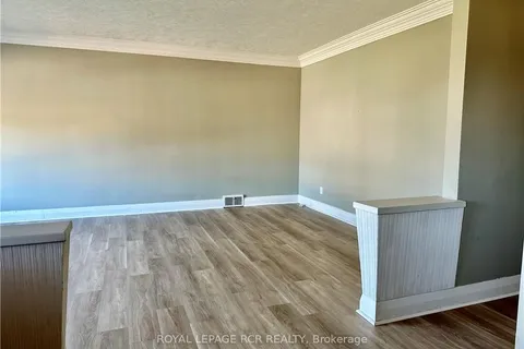 255 6TH St, Hanover, ON N4N 1C3