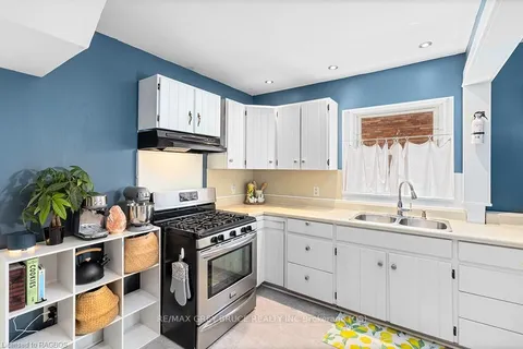 1131 4TH Ave, Owen Sound, ON N4K 4W3