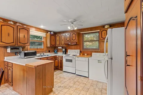 81 3RD St, Saugeen Shores, ON N0H 2L0