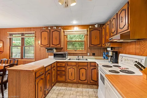 81 3RD St, Saugeen Shores, ON N0H 2L0