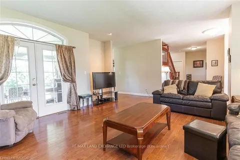 900 PARKPLACE St, Huron-Kinloss, ON N2Z 0C4