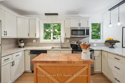 242 1ST STREET A N/A, ON N4K 6R5