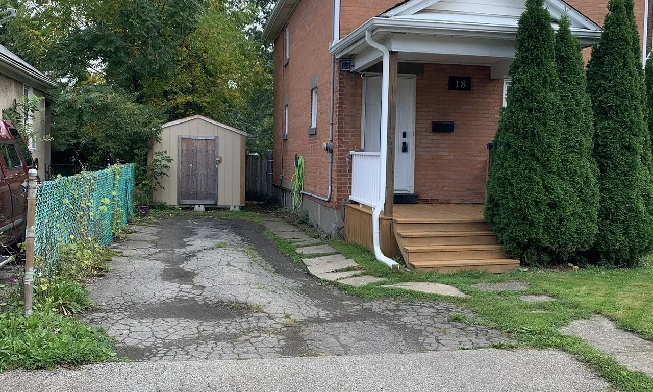 18 Prince St, St. Catharines, ON L2R 3X7