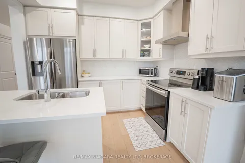184 Esther Cres, Thorold, ON L3B 0G9