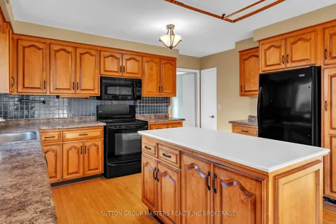 6 Brooklands Park Ave, Loyalist, ON K0H 1G0