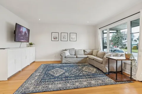 972 Harkness Ave, Billings Bridge - Riverside Park and Area, ON K1V 6P3