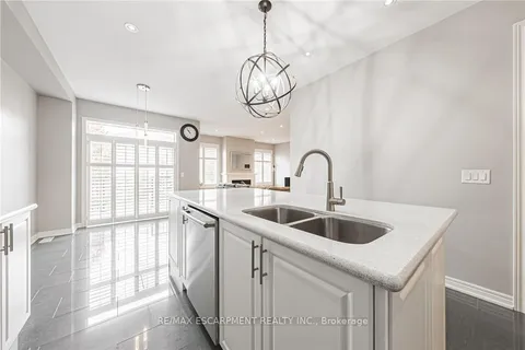 51 Narbonne Cres, Hamilton, ON L8J 0J7