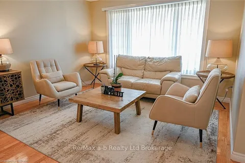 905 WOODBINE Crt, Kitchener, ON N2R 1X4