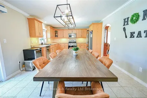 905 WOODBINE Crt, Kitchener, ON N2R 1X4