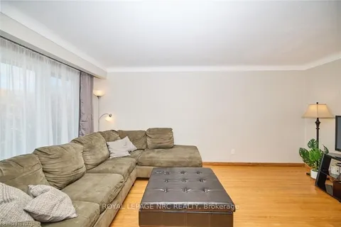 127 WINDSOR St, Welland, ON L3C 5K5