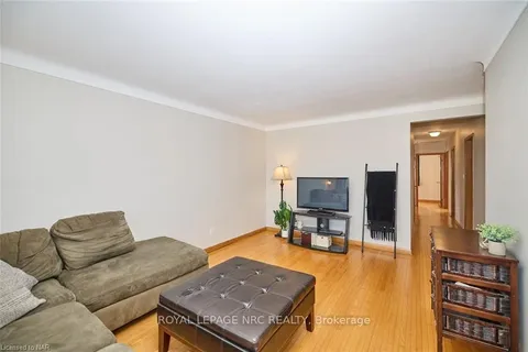 127 WINDSOR St, Welland, ON L3C 5K5