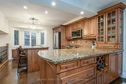 33 Woodview Cres, Kitchener, ON N2A 3E5