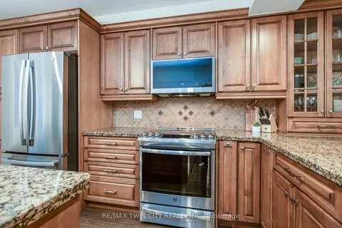 33 Woodview Cres, Kitchener, ON N2A 3E5