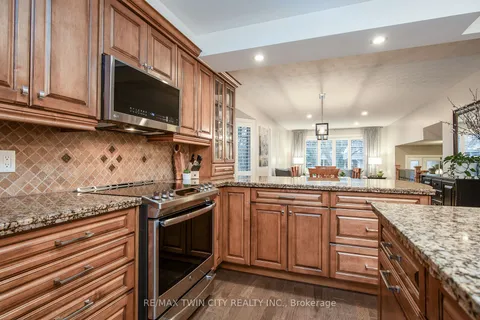 33 Woodview Cres, Kitchener, ON N2A 3E5