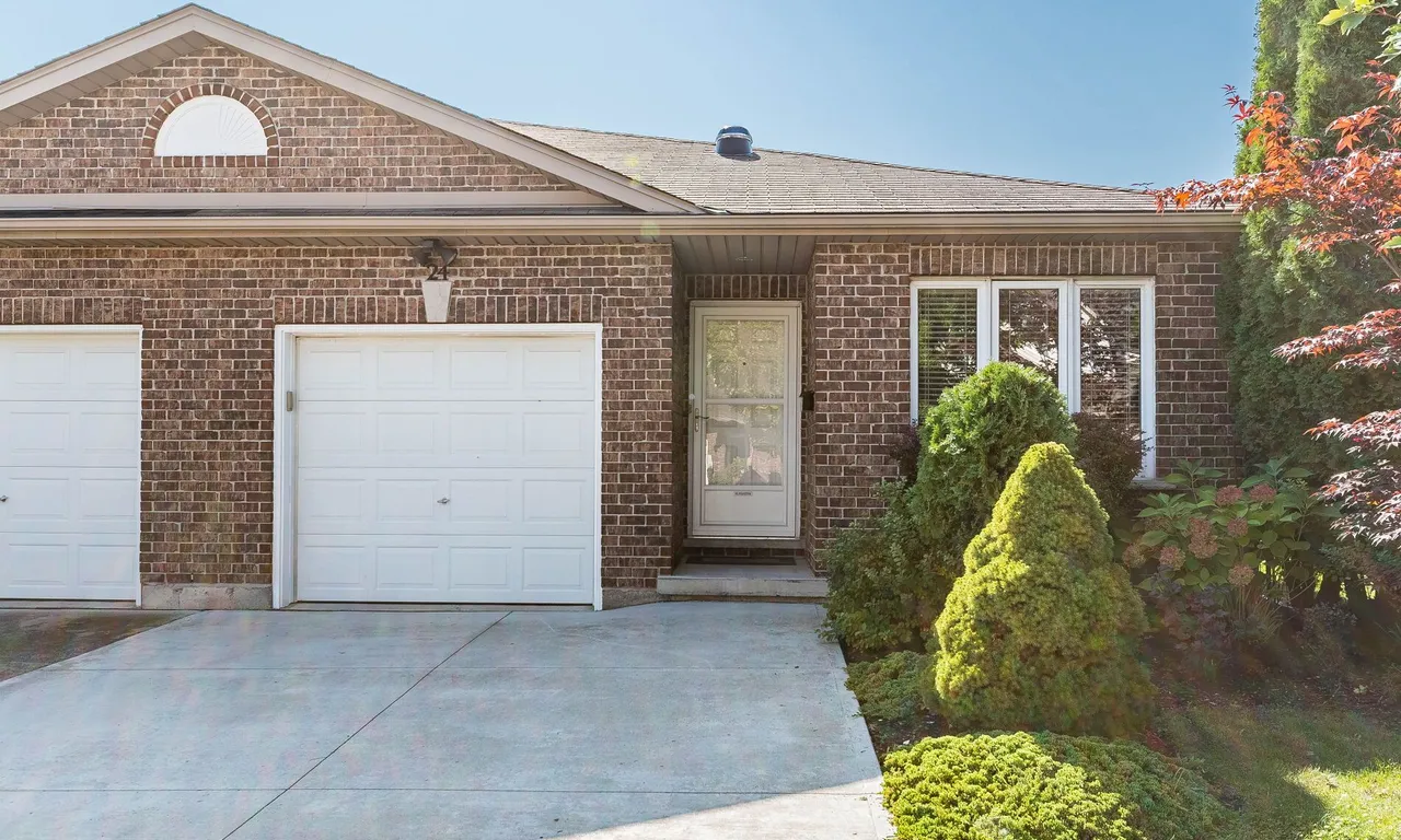 24 Bluegrass Cres, St. Catharines, ON L2P 0A7