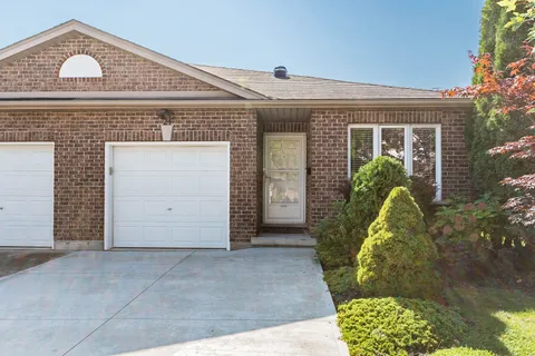 24 Bluegrass Cres, St. Catharines, ON L2P 0A7