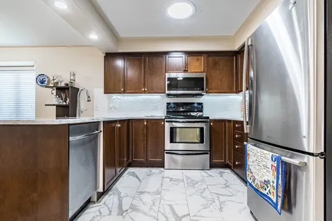 24 Bluegrass Cres, St. Catharines, ON L2P 0A7