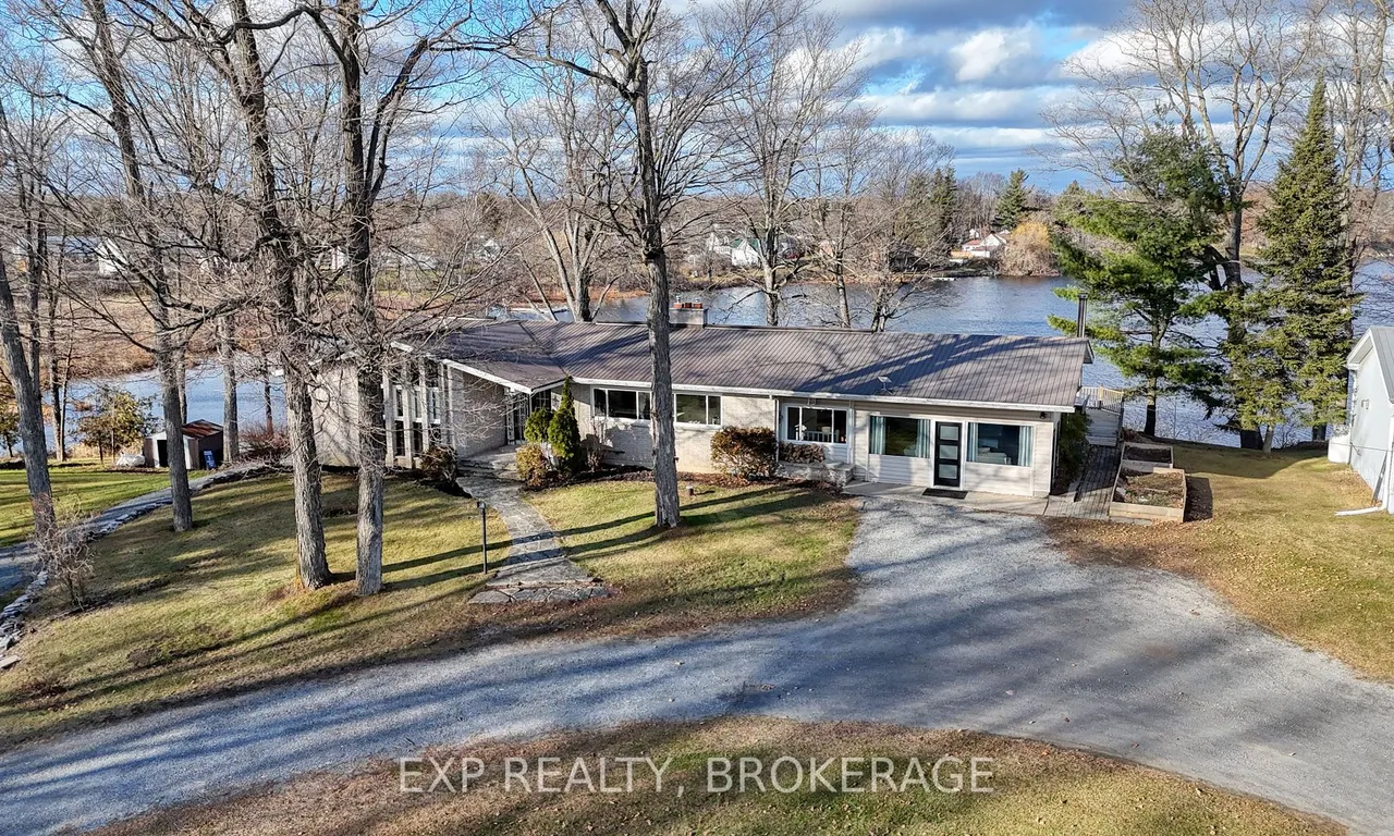 4277 MAPLE Dr, South Frontenac, ON K0H 2W0