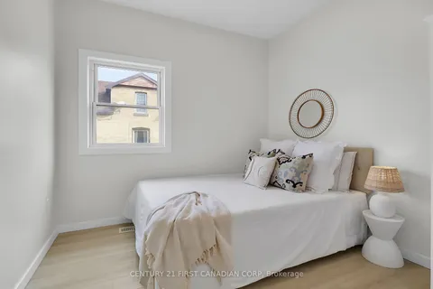 1025 Trafalgar St, London, ON N5Z 1G5
