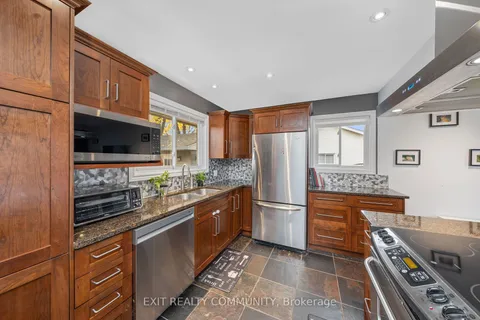 1261 Cathcart Blvd, Sarnia, ON N7S 2H7