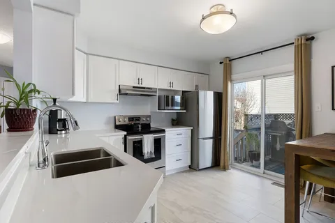 11 Stuart St, Haldimand, ON N3W 2L3