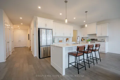 7507 Splendour Dr, Niagara Falls, ON L2H 2Y6