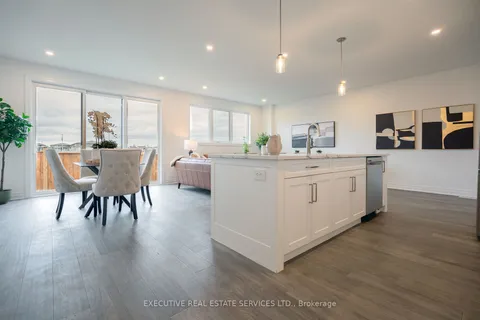 7507 Splendour Dr, Niagara Falls, ON L2H 2Y6