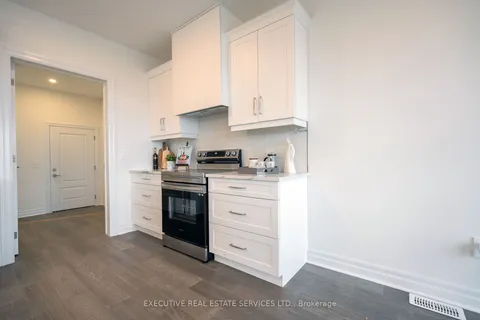 7507 Splendour Dr, Niagara Falls, ON L2H 2Y6