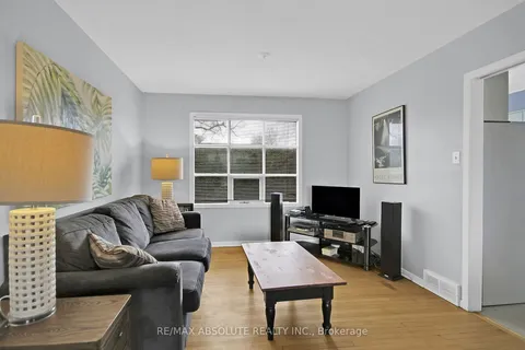 8 Aurora Cres, South of Baseline to Knoxdale, ON K2G 0Z7