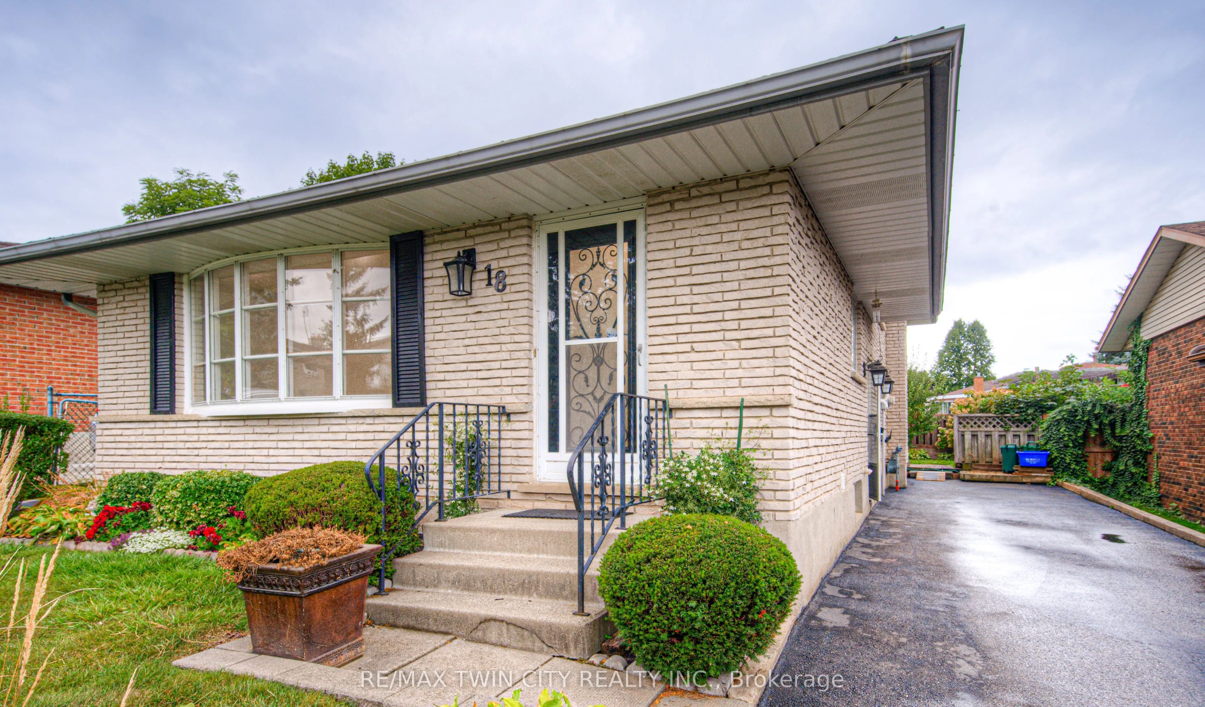 18 Bosworth Crescent, ON N2E 1Z1