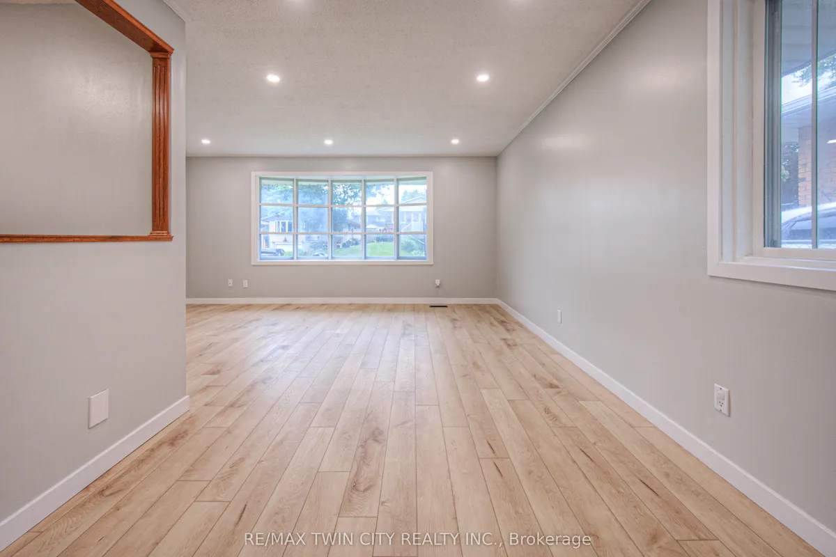 18 Bosworth Crescent, ON N2E 1Z1