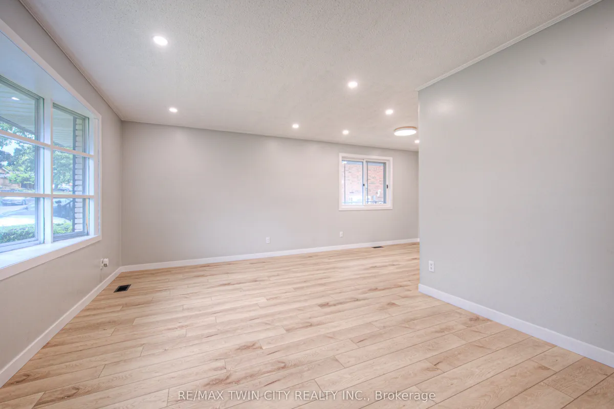 18 Bosworth Crescent, ON N2E 1Z1