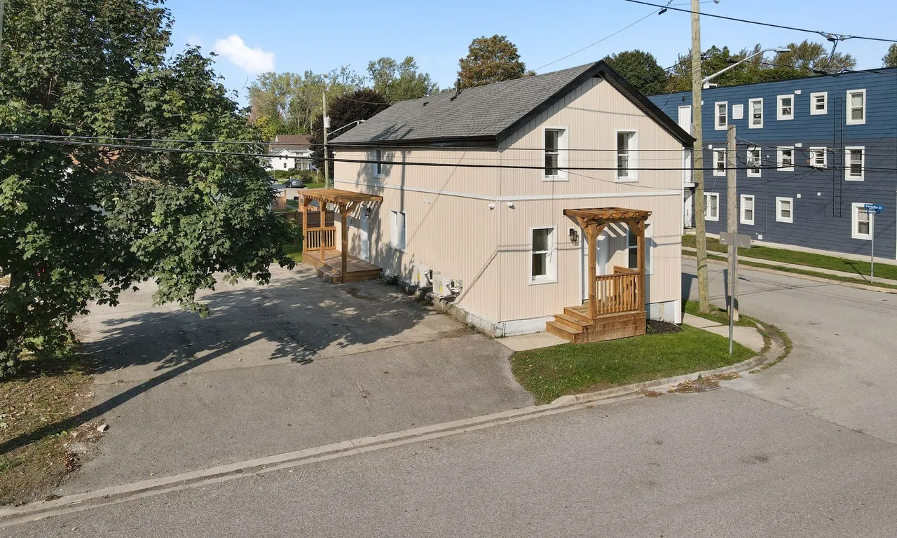 132 Waterloo St, Fort Erie, ON L2A 3K2