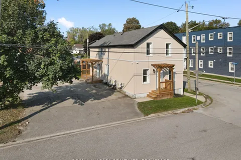 132 Waterloo St, Fort Erie, ON L2A 3K2