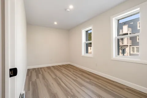 132 Waterloo St, Fort Erie, ON L2A 3K2