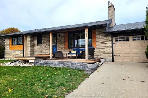 1235 SEVERIN Dr, Sarnia, ON N7S 2B9