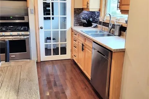 1235 SEVERIN Dr, Sarnia, ON N7S 2B9