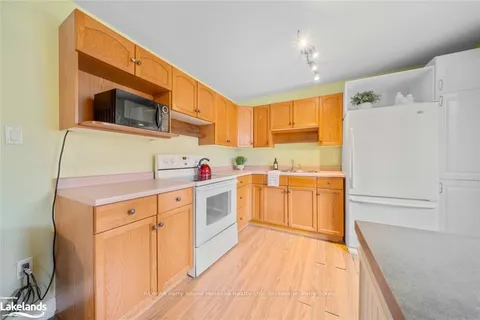 17 LOUISA St, Parry Sound, ON P2A 2V3