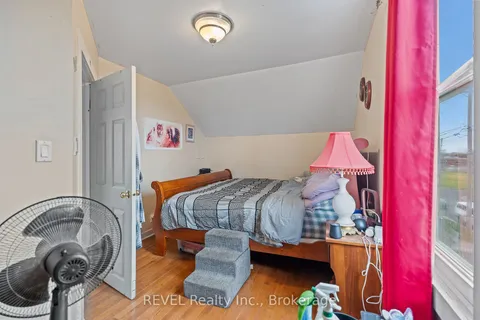 24 Lyndon St, Thorold, ON L2V 3J7