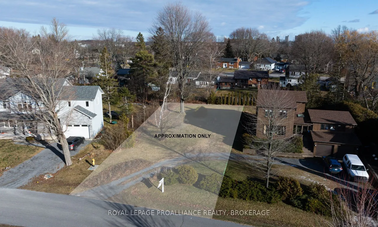 28 Park Cres, Kingston, ON K7M 4J2