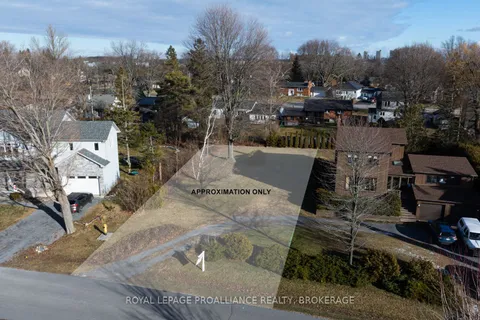 28 Park Cres, Kingston, ON K7M 4J2