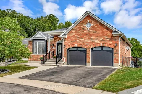 31 Hoodless Court, Brantford, ON N3T 0A8