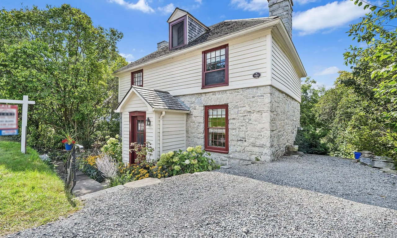 247 MAIN St, Kingston, ON K7K 5S5