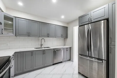 8 Tamvale Cres, Kitchener, ON N2E 3K8