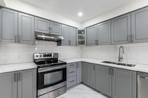 8 Tamvale Cres, Kitchener, ON N2E 3K8