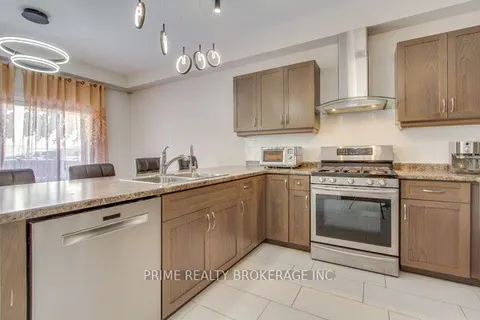 31 Halo St, Hamilton, ON L8W 0C2