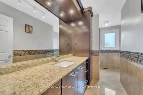 12 Hope Cres, Belleville, ON K8P 4S2