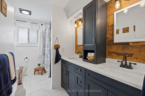 203 Gadsby Ave, Welland, ON L3C 6M2