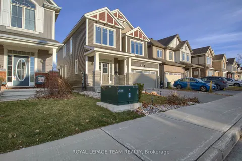 704 Devario Cres, Barrhaven, ON K2J 6H3
